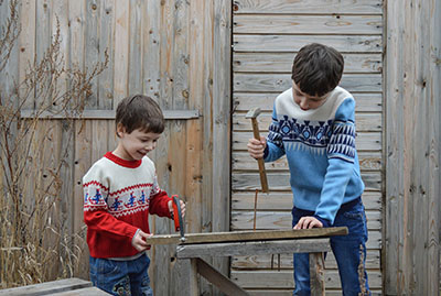 dzieci samodzielnie majsterkują - metoda Montessori